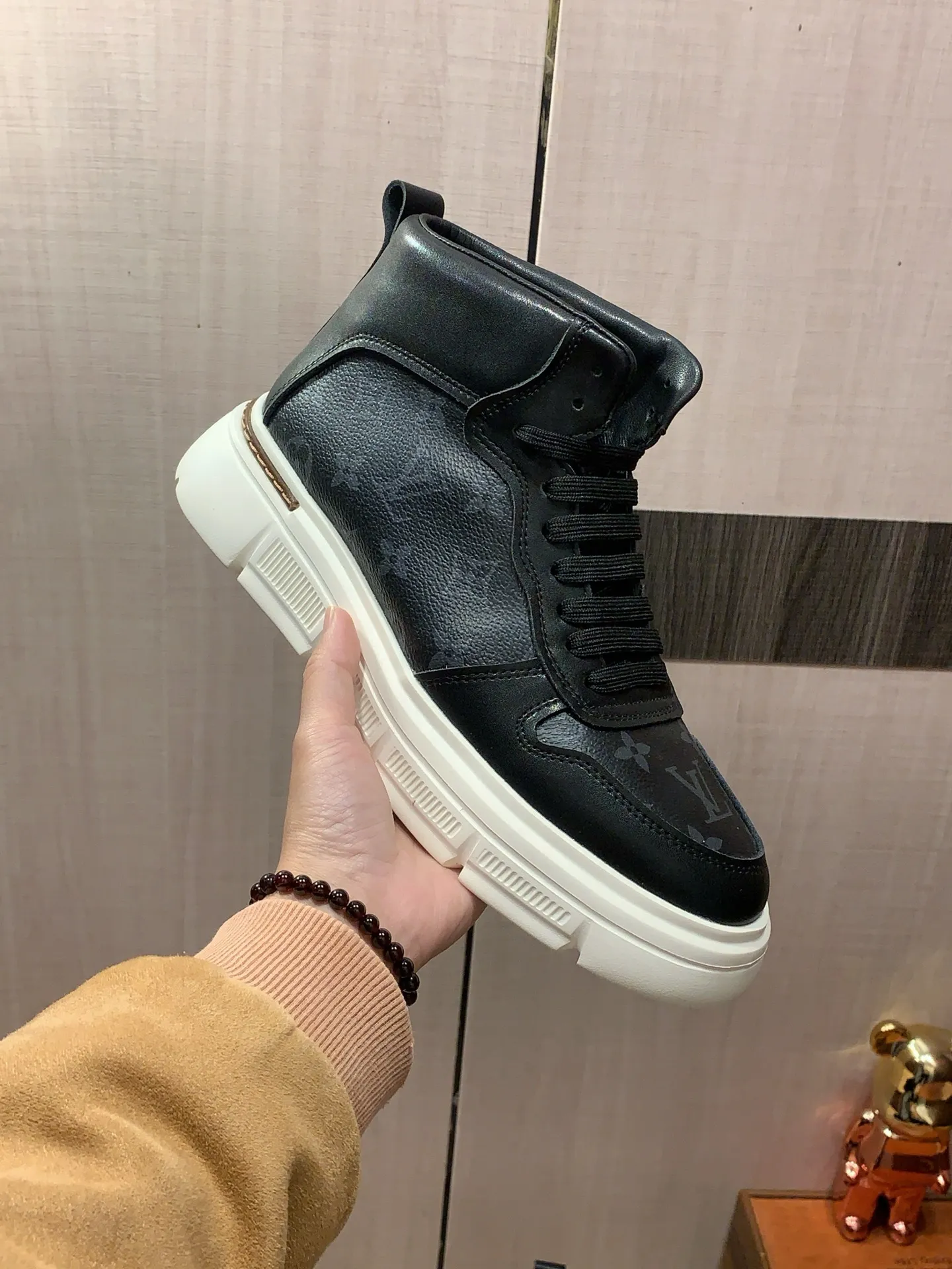 High-top men's shoes 💰442💰💰🎩🎩[Lightning][Lightning] "Lv*" The latest • popular casual shoes, top brand [Seduce] luxury~purchase, top~quality. [Strong] The upper is made of imported breathable cowhide with material ➕ breathable sheepskin feet (•) and fine workmanship. The original stylish and stylish soft rubber wear-resistant and non-slip outsole is light and comfortable on the feet. The real thing looks better when photographed. 122: code: 38-44, 2️⃣ colors selected